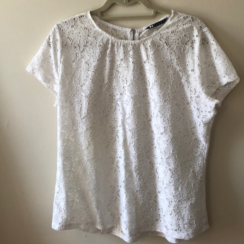 White short-sleeves top